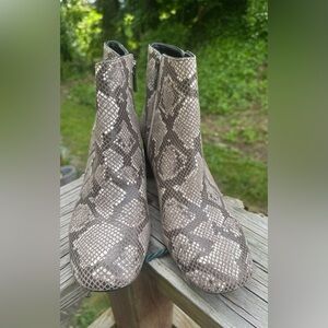 Donald Pliner Women's Cyrus Sz 7.5 Snake Print Grey Booties Zip NEW